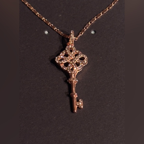 9k Rose Gold Key Necklace. - Picture 3 of 3